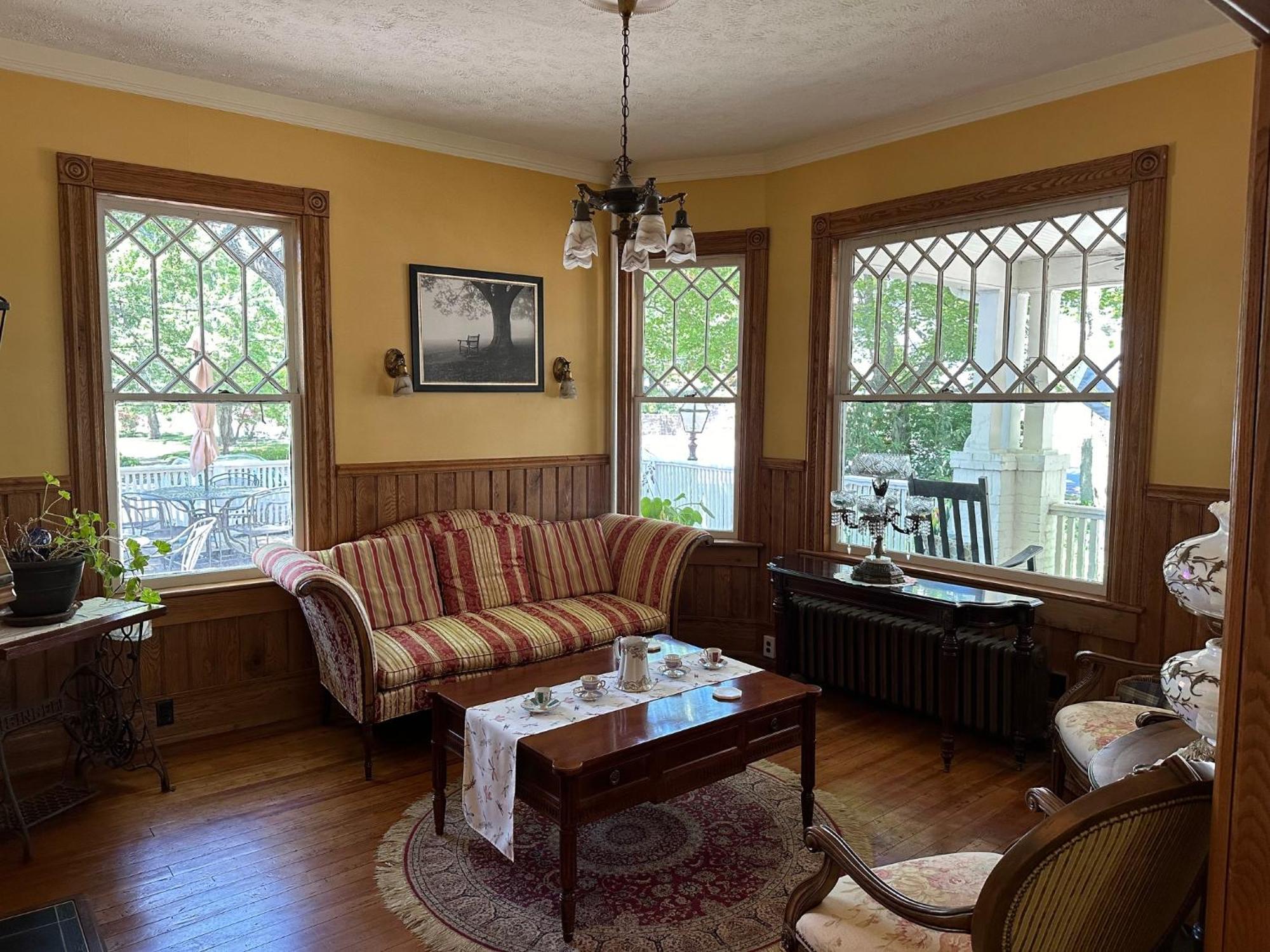 The Charleston Inn Hendersonville Nc Экстерьер фото